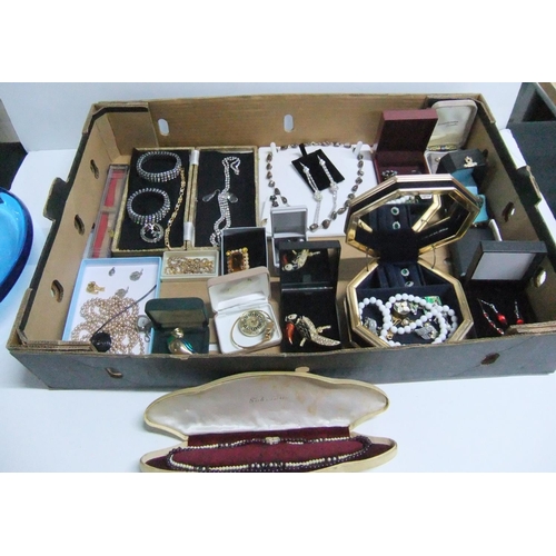 22 - Collection of vintage costume jewellery (Qty)