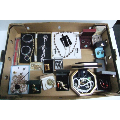 22 - Collection of vintage costume jewellery (Qty)