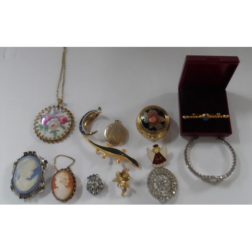 25 - Quantity of vintage costume jewellery including a Lapis Lazuli bar brooch, 2 cameo brooches and a ha... 