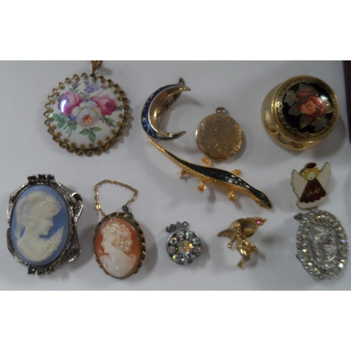 25 - Quantity of vintage costume jewellery including a Lapis Lazuli bar brooch, 2 cameo brooches and a ha... 