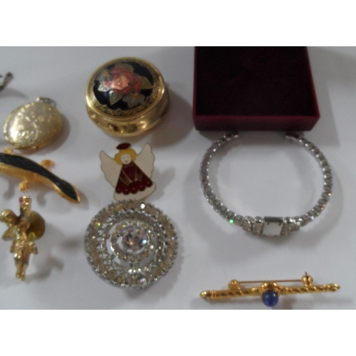 25 - Quantity of vintage costume jewellery including a Lapis Lazuli bar brooch, 2 cameo brooches and a ha... 