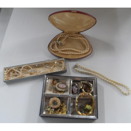 27 - Quantity of vintage costume jewellery, mainly good quality brooches and pearl necklaces (Qty)