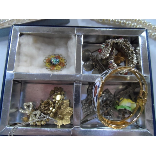 27 - Quantity of vintage costume jewellery, mainly good quality brooches and pearl necklaces (Qty)