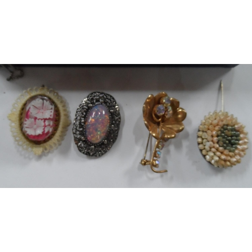 27 - Quantity of vintage costume jewellery, mainly good quality brooches and pearl necklaces (Qty)