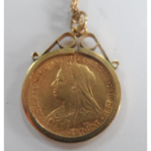 30 - QV 1901 old head half sovereign set in a 9ct gold pendent and 9ct yellow gold chain,

9.1 grams