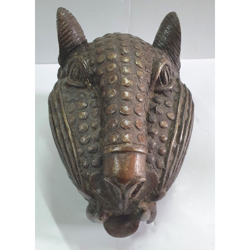 278 - Benin Bronze - Tigers head mask,

26 cm long          3.1 Kgs