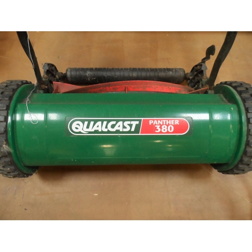 587 - Electric lawn raker together with a Qualcast 380 manual law mower (2)