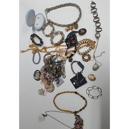 20A - Collection of costume jewellery (Qty)