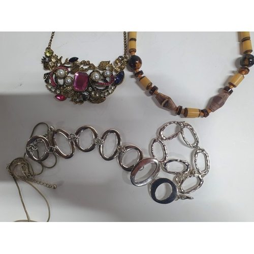 20A - Collection of costume jewellery (Qty)