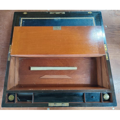 232 - Rare Victorian over-sized writing slope with black leather and retaining its 2 original ink bottles
... 