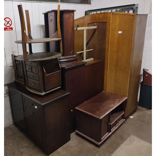 922 - Quantity of miscellaneous furniture (Qty)