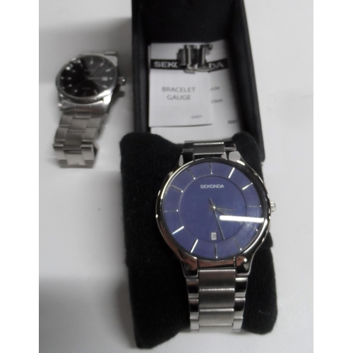 699 - Boxed Gents Seconda with metal strap together with a similar Accurist example (2)