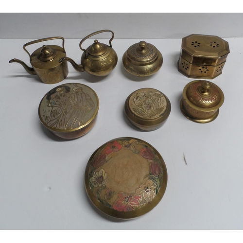 738 - Collection of vintage brassware to include trinket boxes and miniature kettles (Qty)