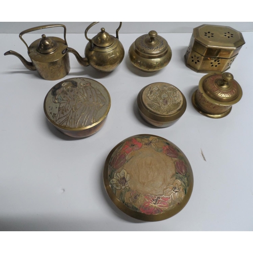 738 - Collection of vintage brassware to include trinket boxes and miniature kettles (Qty)