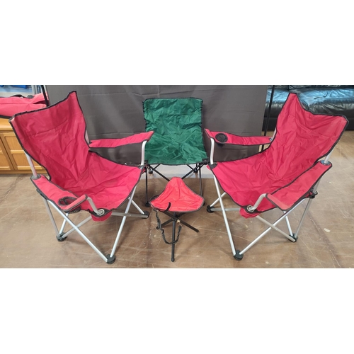 1032 - Three foldable camping chairs and a small table (5)