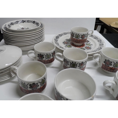 1061 - Large quantity of 1970s Broadhurst Ironstone dinner service (Qty)