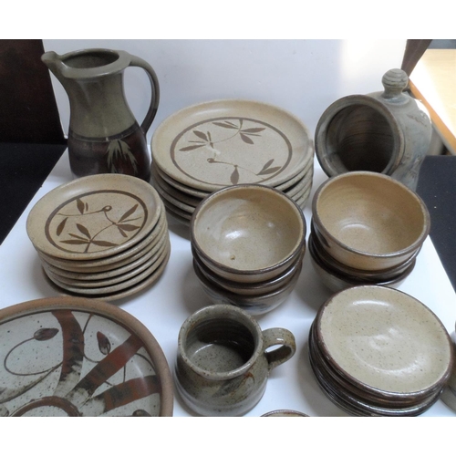 1067 - Large quantity of 1970s stoneware dinnerware and other, similar stoneware (Qty)