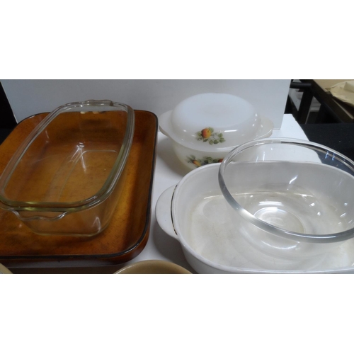 1093 - Collection of stoneware and Pyrex type dishes and bowls (Qty)