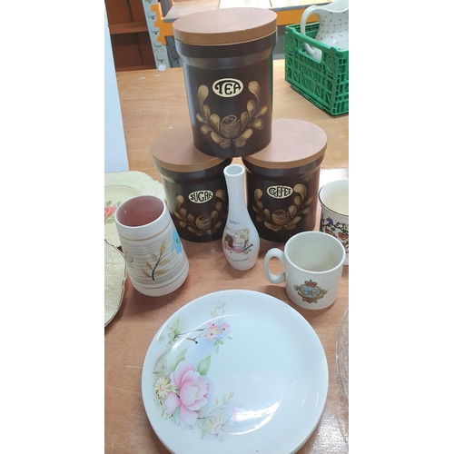 1120 - Large quantity of ceramics and stainless steel tea ware etc (Qty)