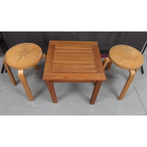 1179 - Small wooden table and 2 stools