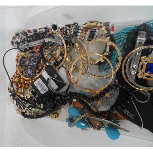 14 - Large quantity of costume jewellery (Qty)