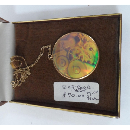 21 - 9ct yellow gold chain with a large circular holograph within a 9ct gold rim