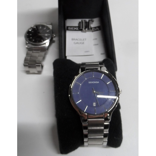 106 - Boxed Gents Seconda with metal strap together with a similar Accurist example (2)