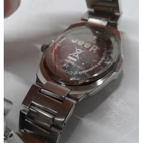 104 - Gents Jeep watch with stainless steel strap and in original, Jeep metal box