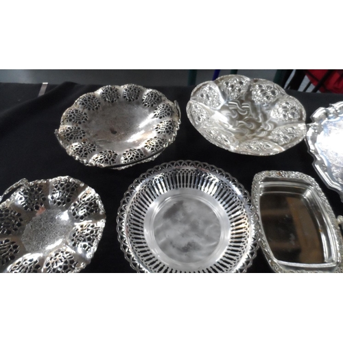 179 - Quantity of good quality 20thC siler plated items including a very finely engraved serving tray etc ... 