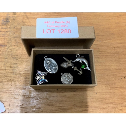 1280 - 5 silver charms boxed