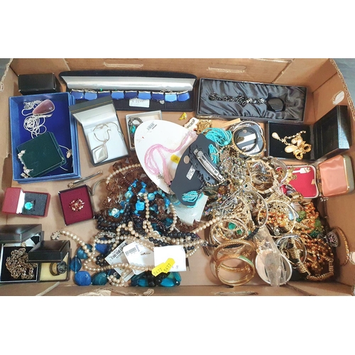 51 - Large quantity of very good quality costume jewellery (Qty)