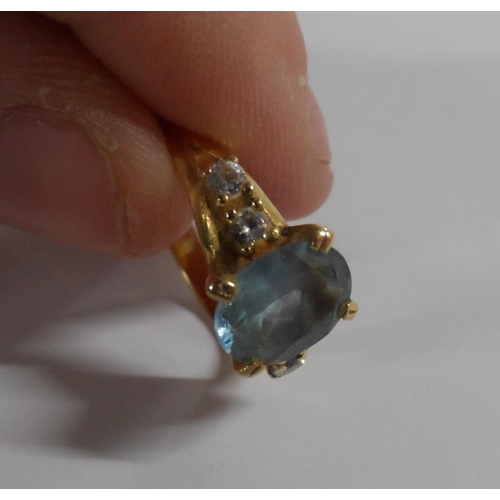 25 - 9ct gold ring, inset with a large blue Topaz, flanked to either side by 2 round cut diamonds,

3.9 g... 