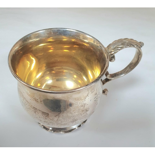 1 - A hallmarked silver cup with gilt interior by Walker
& Hall with shaped foot, Sheffield 1961

124 gr... 