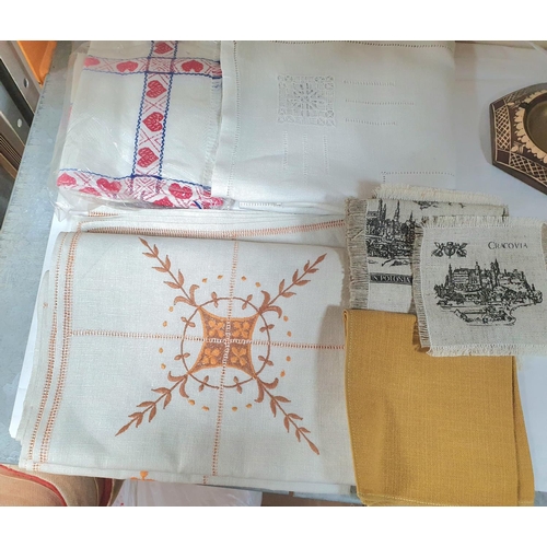 92 - Collection of good quality 20thC table cloths and linned place mats together with an ornate vintage ... 