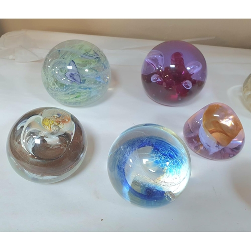 135 - Nine Caithness and other good quality paper weights (9)