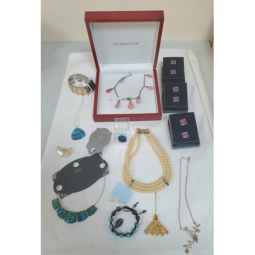 49 - Quantity of costume jewellery (Qty)