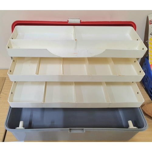 1228 - Old plastic cantilever fish carry/storage box