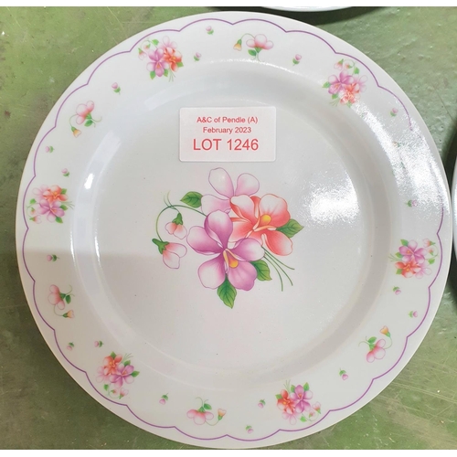 1246 - Collection of good quality, hard plastic plates including 6 side plates and a cake plate (7)