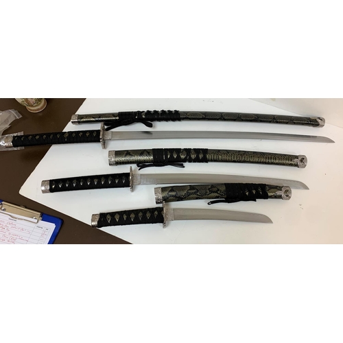 295 - Set of 3 good quality replica Japanese swords (3),

Largest is 103 cm long