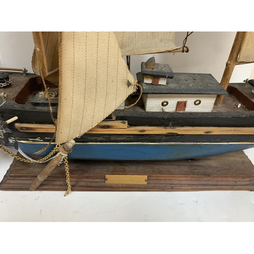 440 - Small ship in display case together with a large ships model (2)