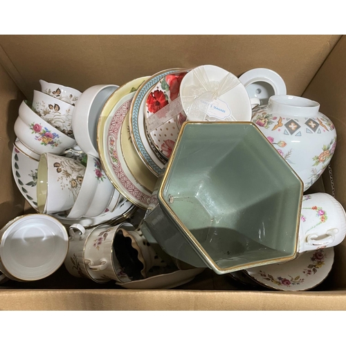 1075 - box of a variety of ceramics (Qty)