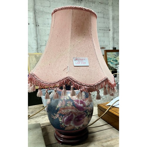 1121 - Ceramic flower painted table lamp