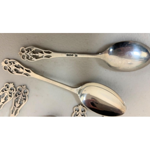 7 - A set of 6 hallmarked Sheffield silver 1932 Art Nouveau teaspoons with associated sugar nips,

98 gr... 