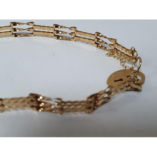 83 - 9ct yellow gold gate bracelet with heart clasp,

2.6 grams             18cm long