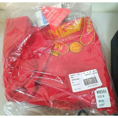 174 - Collection of mainly, as new, genuine Manchester United F C items to include a carry bag, a T-shirt,... 