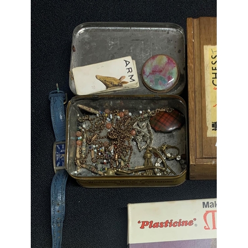 191 - Collection of early 20thC games and a small collection of costume jewellery and a boxed vintage 