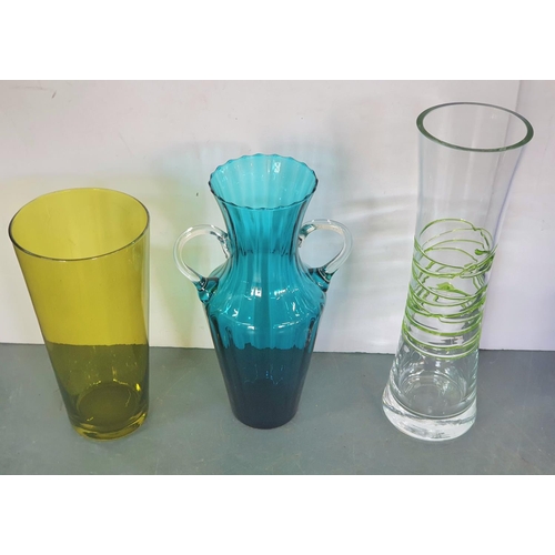 526 - Seven pieces of art glass vases etc (7)