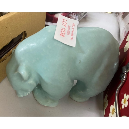 1038 - Signed small vintage ceramic Polar bear