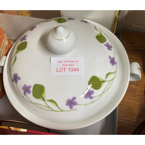 1044 - Fine quality Norwegian porcelain lidded tureen