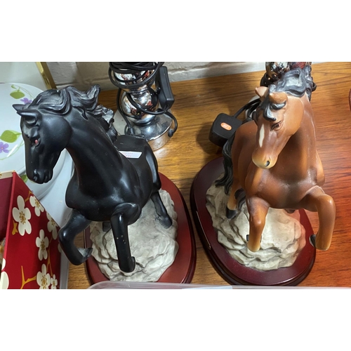 1046 - Two ceramic horses